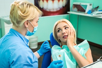 woman with toothache